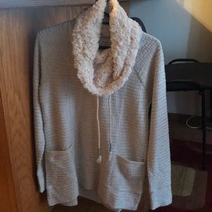 Women’s sweater with fuzzy collar